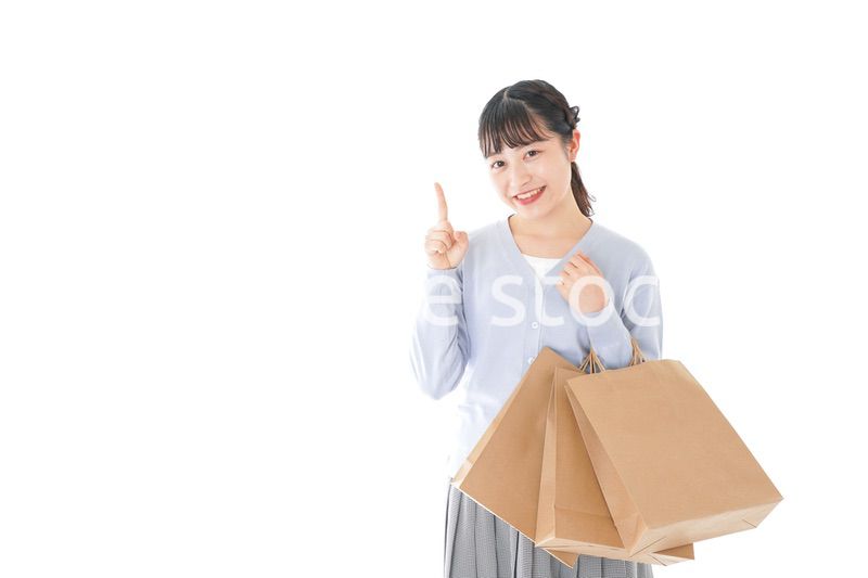 ショッピングを楽しむ若い女性