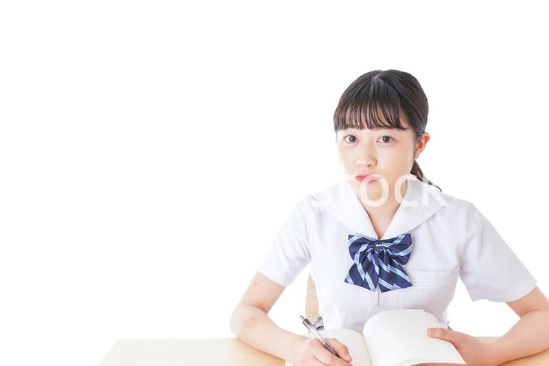 授業を受ける若い女子学生