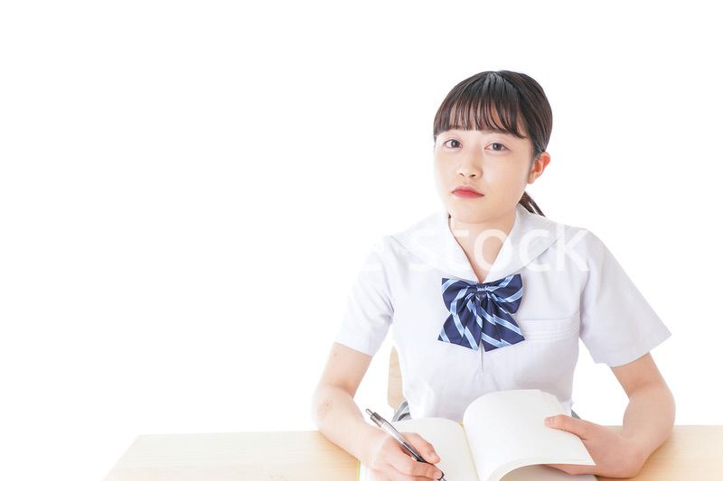 授業を受ける若い女子学生