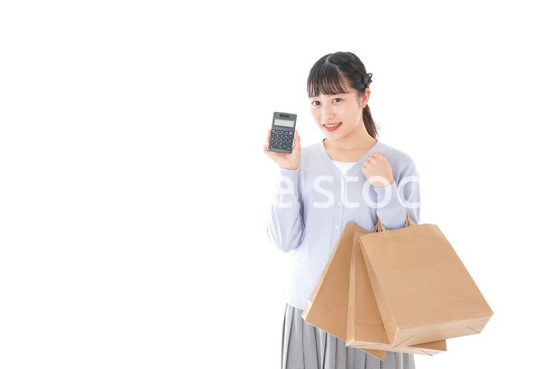 ショッピングを楽しむ若い女性