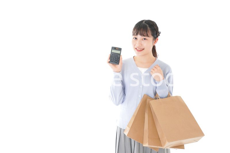 ショッピングを楽しむ若い女性