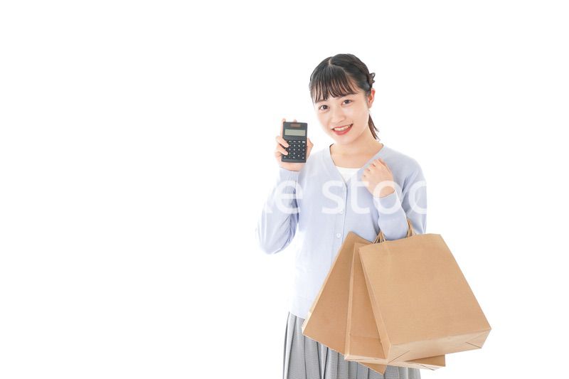 ショッピングを楽しむ若い女性