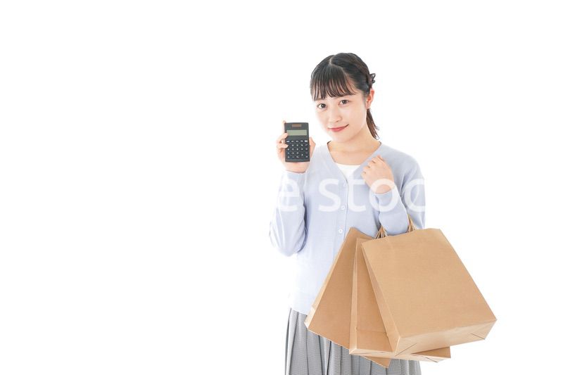 ショッピングを楽しむ若い女性