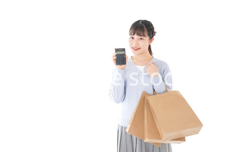 ショッピングを楽しむ若い女性