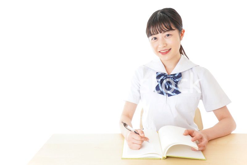 笑顔の若い制服姿の女子学生