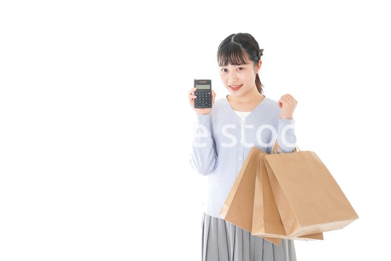 ショッピングを楽しむ若い女性