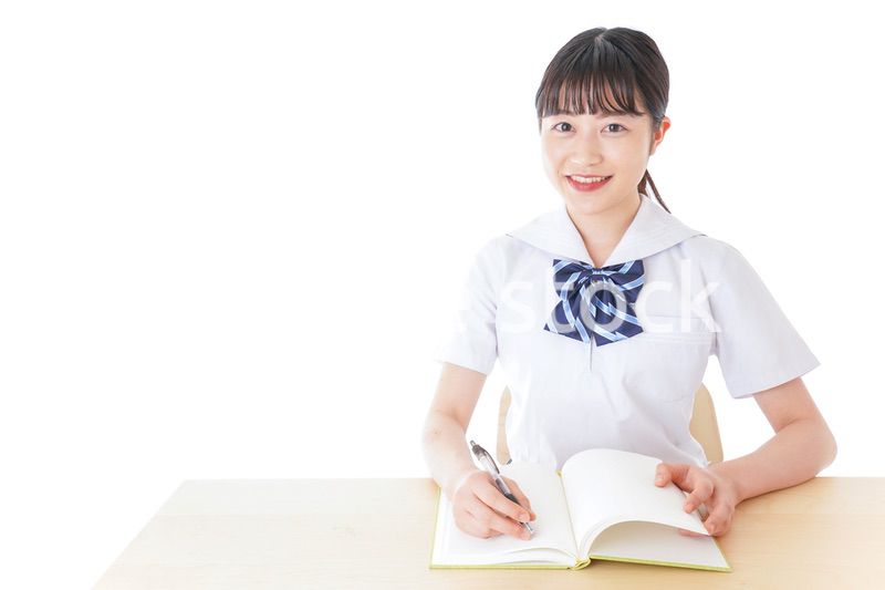 授業を受ける若い女子学生