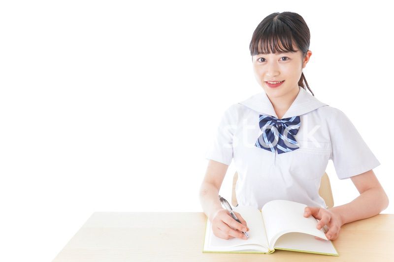 授業を受ける若い女子学生