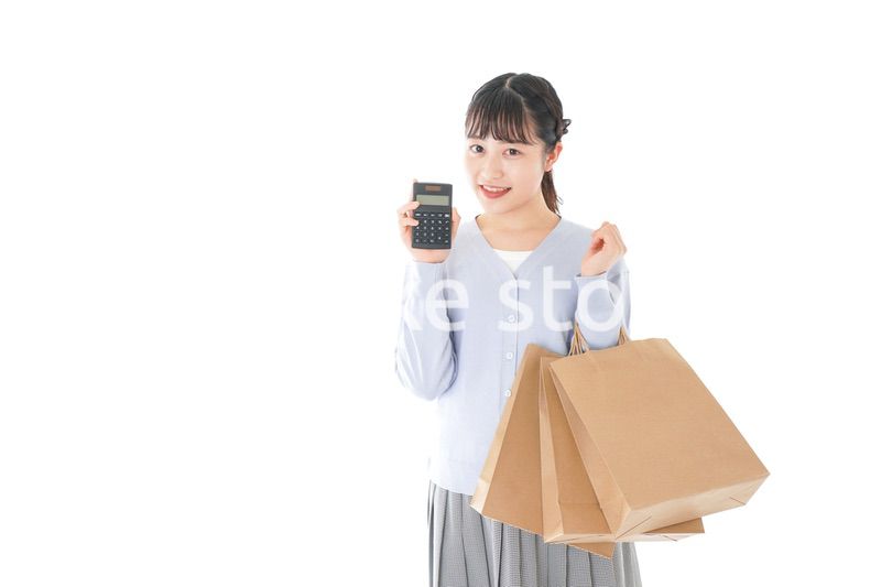 ショッピングを楽しむ若い女性