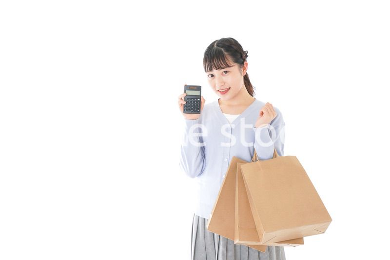 ショッピングを楽しむ若い女性