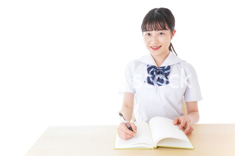 授業を受ける若い女子学生
