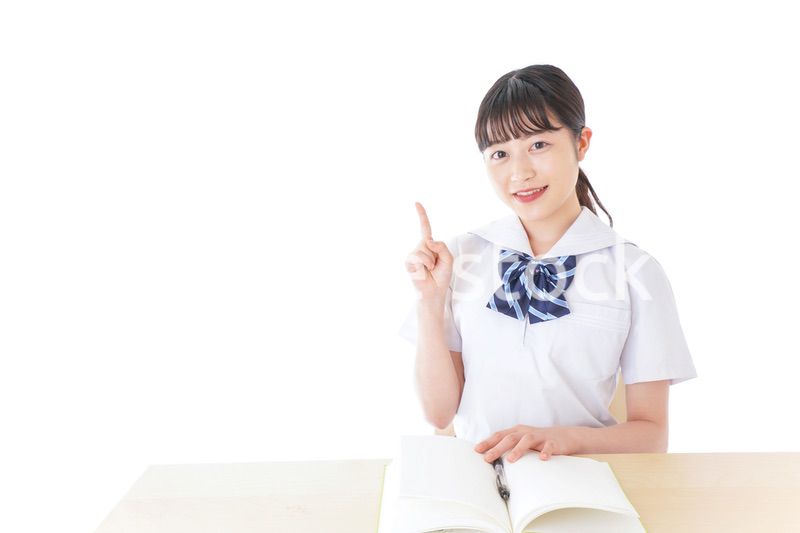 授業を受ける若い女子学生