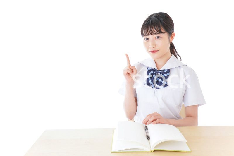 授業を受ける若い女子学生