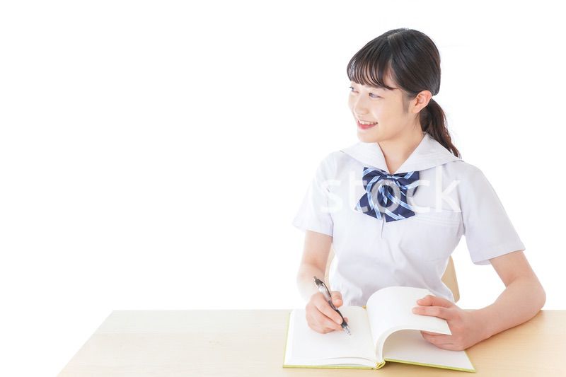 授業を受ける若い女子学生