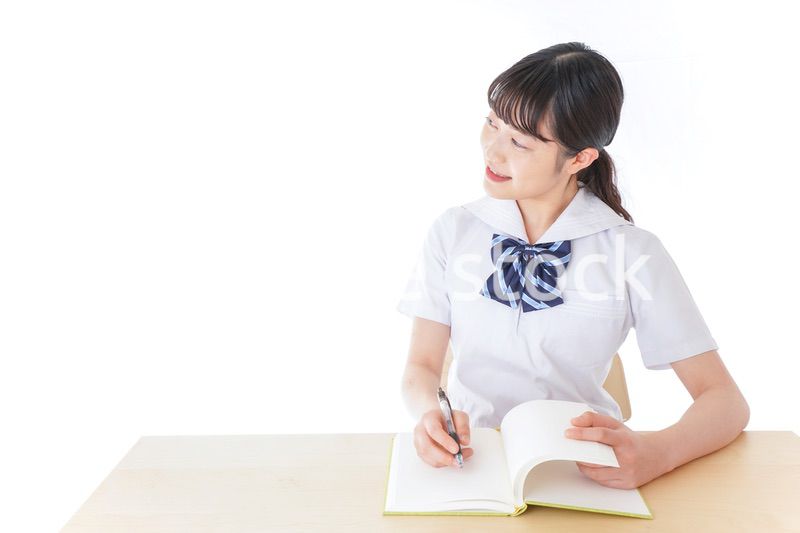 授業を受ける若い女子学生