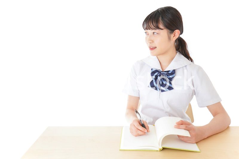 笑顔の若い制服姿の女子学生