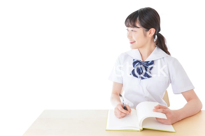 授業を受ける若い女子学生