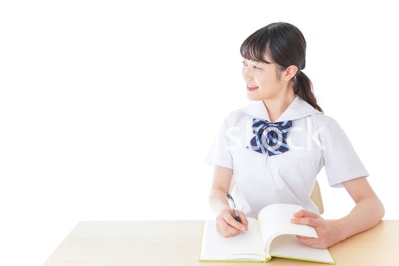 授業を受ける若い女子学生