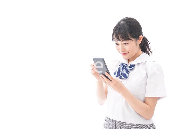 スマホを使う学生