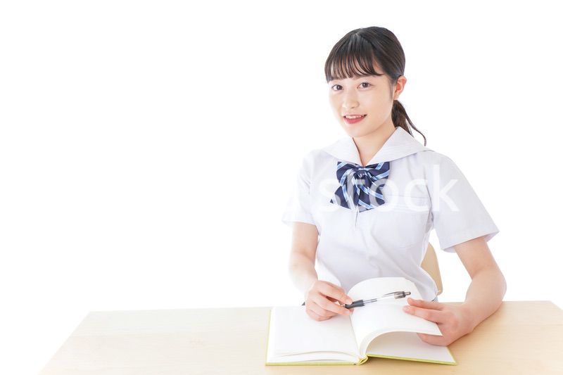 授業を受ける若い女子学生