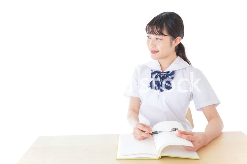 授業を受ける若い女子学生