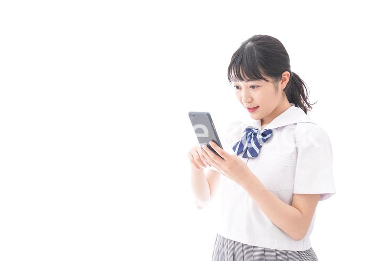 スマホを使う学生