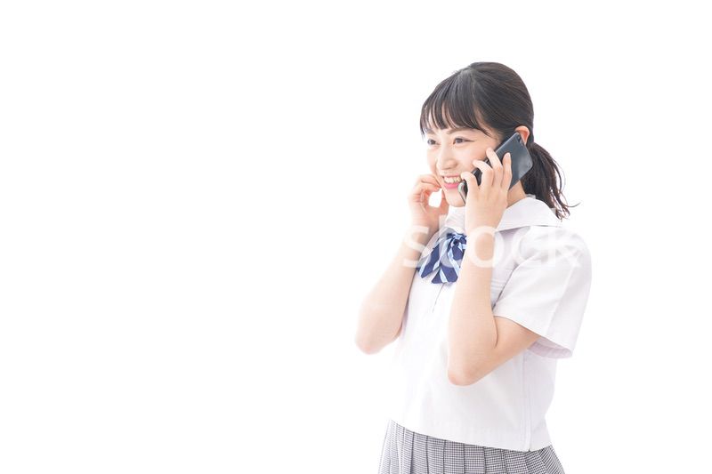 スマホを使う学生