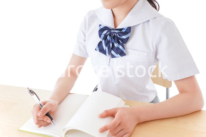 授業を受ける若い女子学生