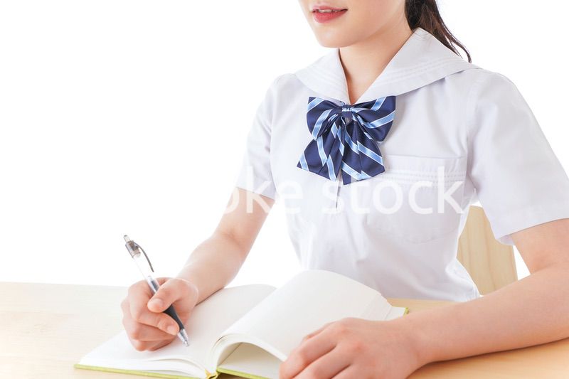 授業を受ける若い女子学生