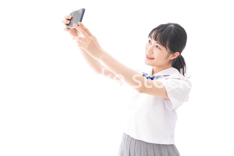 スマホを使う学生