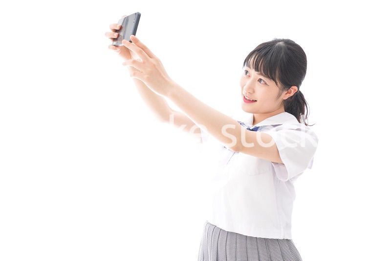 スマホを使う学生