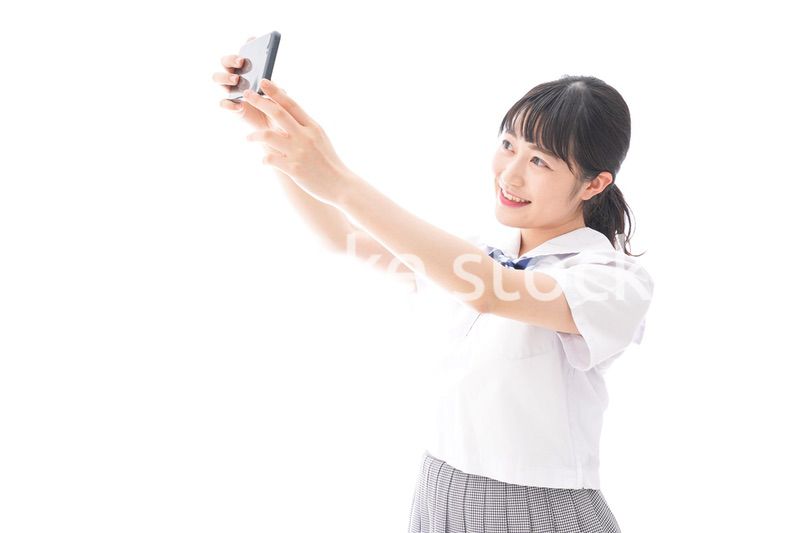 スマホを使う学生