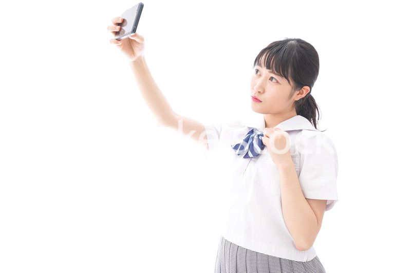 スマホを使う学生