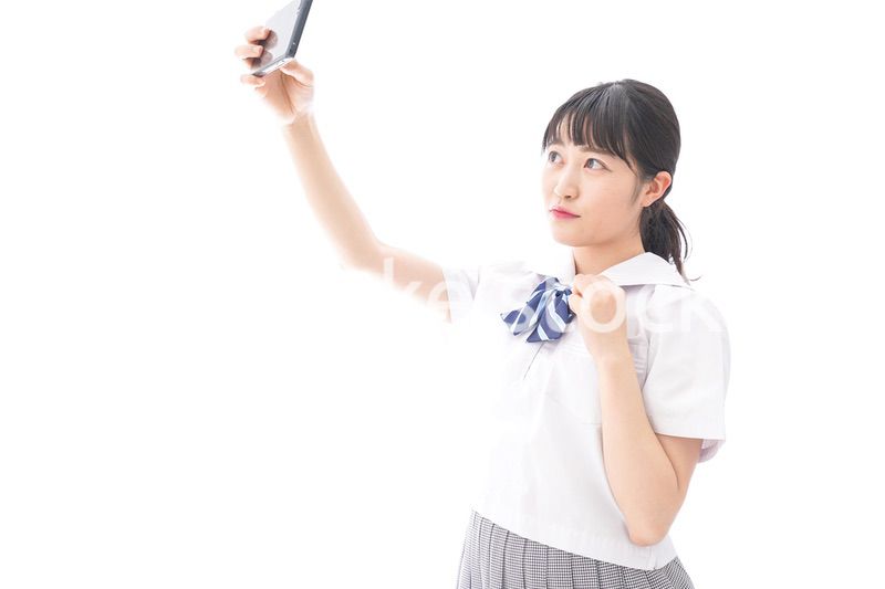 スマホを使う学生