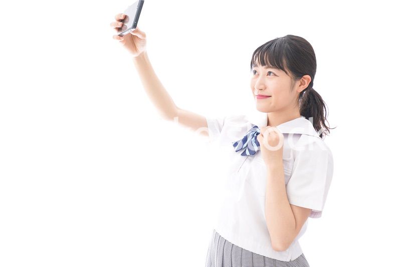 スマホを使う学生