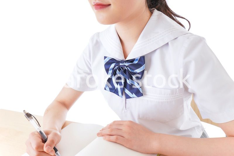 授業を受ける若い女子学生