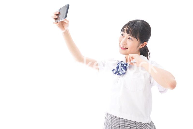 スマホを使う学生