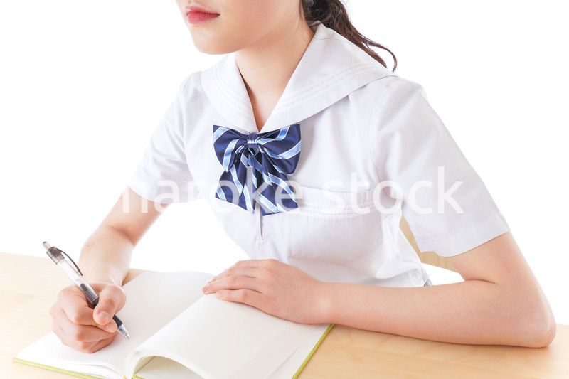 授業を受ける若い女子学生