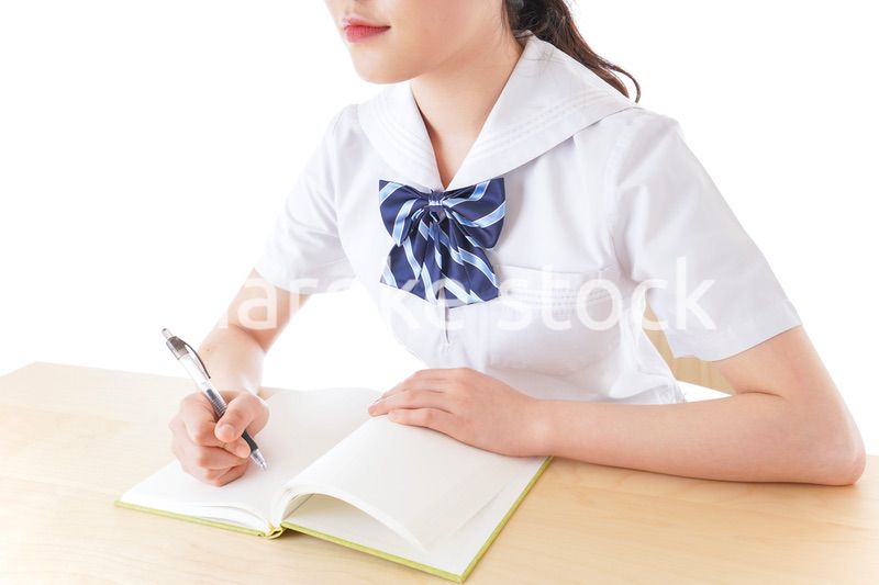 授業を受ける若い女子学生