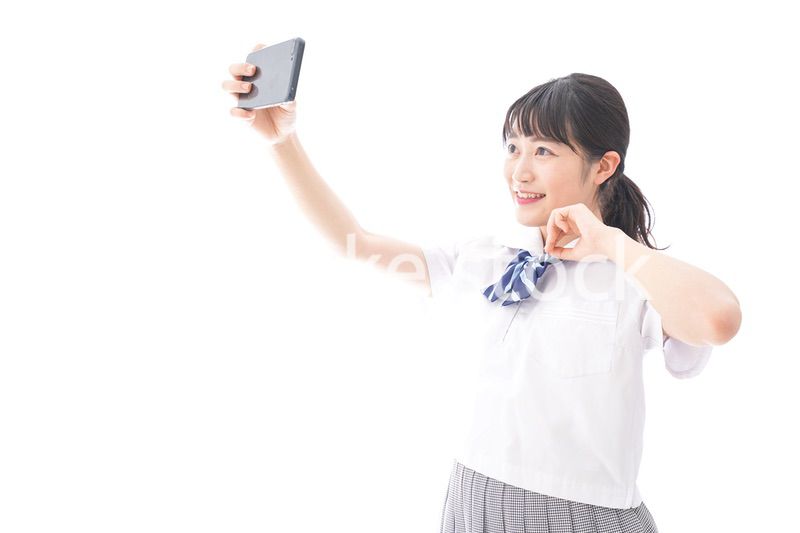 スマホを使う学生