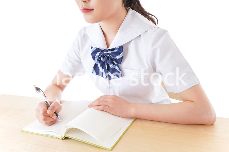 授業を受ける若い女子学生