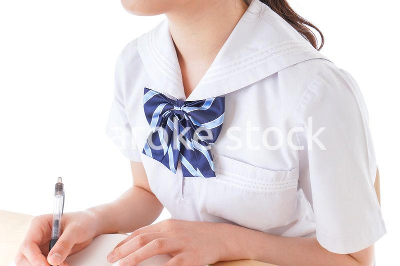 授業を受ける若い女子学生