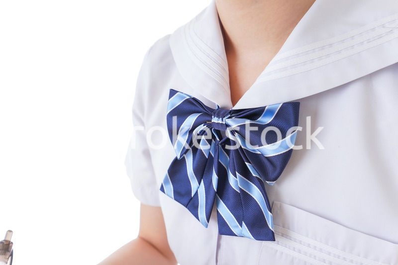 授業を受ける若い女子学生