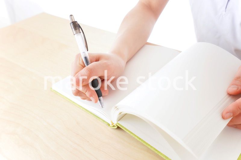 授業を受ける若い女子学生