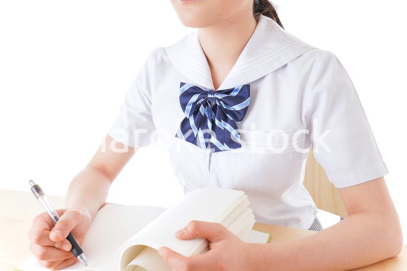 授業を受ける若い女子学生