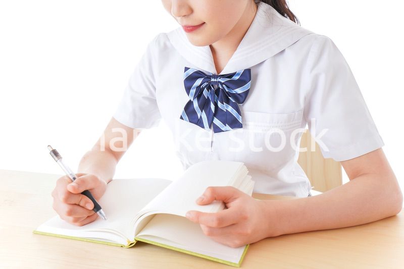 授業を受ける若い女子学生