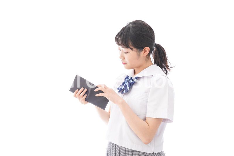財布を確認する学生