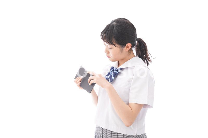 財布を確認する学生