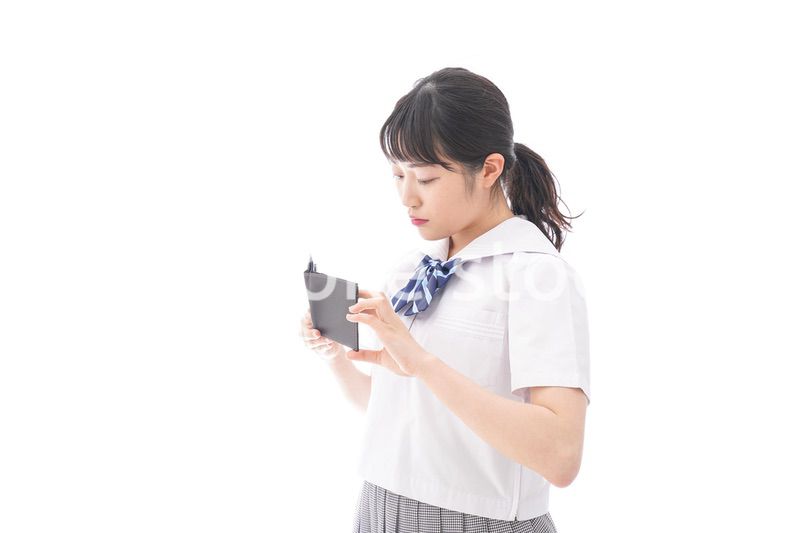 財布を確認する学生