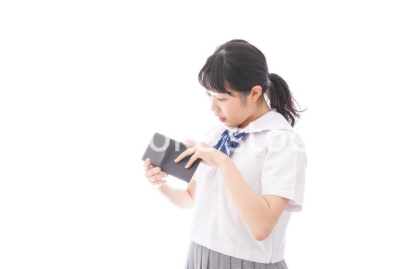 財布を確認する学生